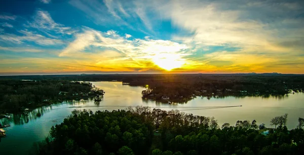 Hermosa puesta de sol sobre el lago Wylie Carolina del Sur —  Fotos de Stock