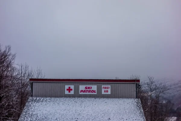 ノースカロライナ州のスキーパトロール緊急ビル — ストック写真