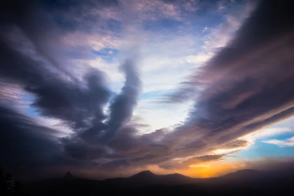 Drammatici cieli Grandi montagne fumose NC al tramonto in inverno — Foto Stock