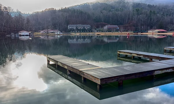 Natur rund um den See lockt Kaminfelsen und breiten Fluss — Stockfoto