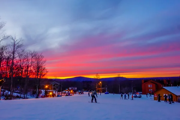 Vurige sky bij zonsondergang over timberline ski resort (west Virginia) — Stockfoto