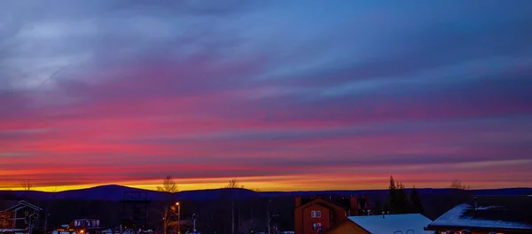 Vurige sky bij zonsondergang over timberline ski resort (west Virginia) — Stockfoto