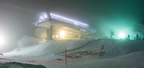 Innevamento durante la tempesta di neve nella stazione sciistica — Foto Stock