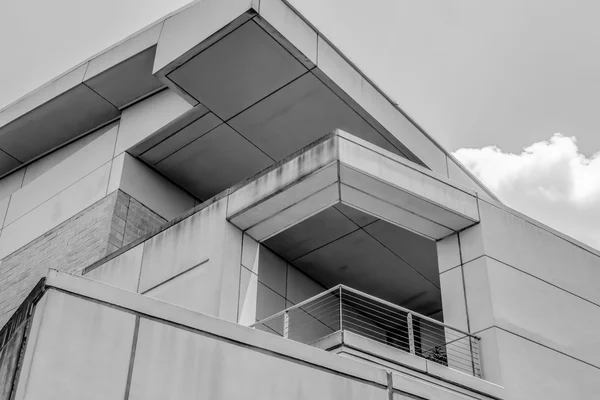 Einzigartige Bauarchitektur in Schwarz-Weiß — Stockfoto