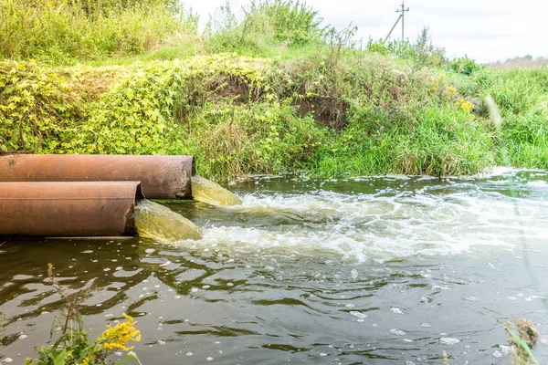 Água Flui Para Fora Dreno Ecologia Tubos Esgoto Poluir Água — Fotografia de Stock