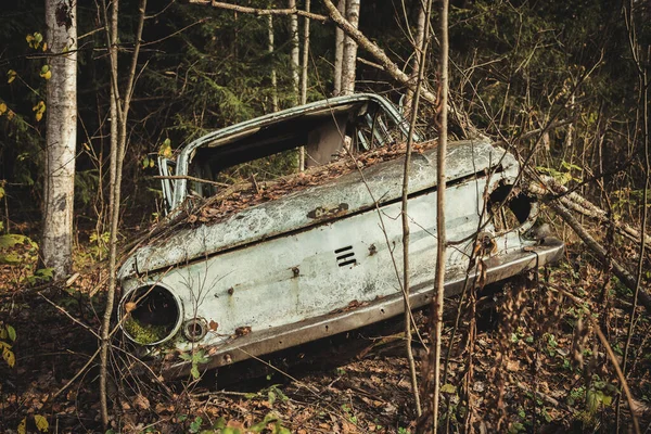 속에서 버려진 버려진 기계와 잃어버린 — 스톡 사진