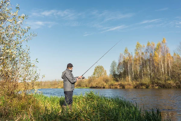 Hombre Para Orilla Con Una Caña Pescar Día Soleado Hermoso — Foto de Stock