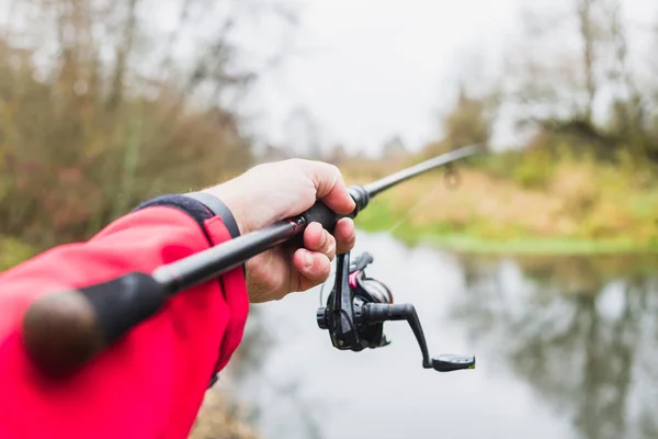 Mann Flussufer Wirft Mit Spinnrute Fischer Wirft Drehende Ich Perspektive — Stockfoto