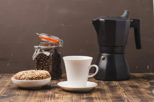 Secangkir Kofee Dengan Kacang Kofee Dan Pembuat Hitam Fokus Selektif — Stok Foto