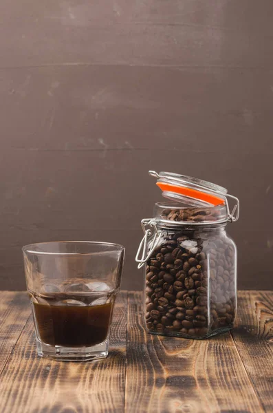 Segelas Kofee Dengan Kacang Kofee Fokus Selektif Secangkir Kopi Hitam — Stok Foto