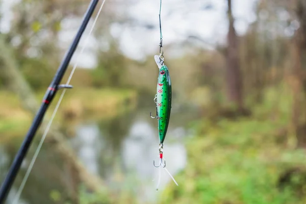 Ловец Зеленого Цвета Рыбалки Висящий Веревке Фоне Реки Снасти Рыбалки — стоковое фото