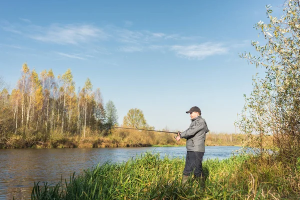 Hombre Está Pescando Orilla Del Río Hombre Sostiene Una Caña —  Fotos de Stock