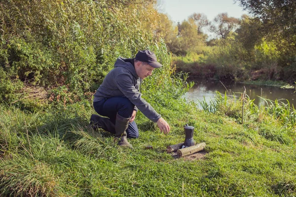 Man Zit Bij Een Brand Oever Van Rivier Rust Uit — Stockfoto