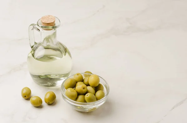 Bottiglia Olio Olive Sul Tavolo Pietra Bianca Concentrazione Selettiva Olio — Foto Stock