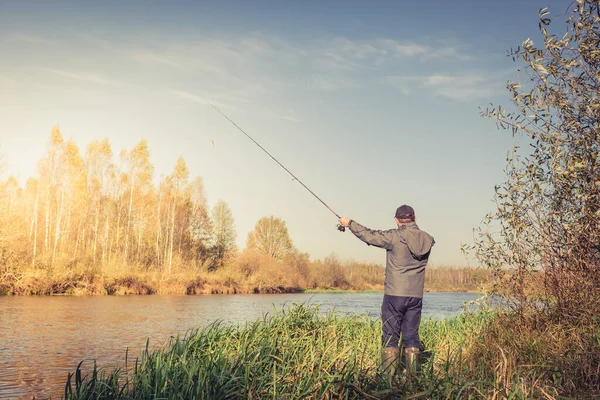 Homem Está Costa Com Uma Vara Pesca Num Dia Ensolarado — Fotografia de Stock