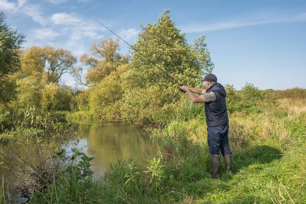 Giovanotto Che Pesca Sul Fiume Attività Ricreative All Aperto — Foto Stock