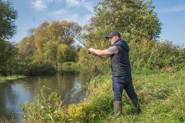 Giovanotto Che Pesca Sul Fiume Attività Ricreative All Aperto — Foto Stock