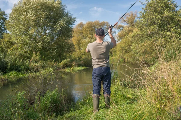 Fiskare Som Håller Ett Fiskespö Vid Floden Sommaren Solig — Stockfoto