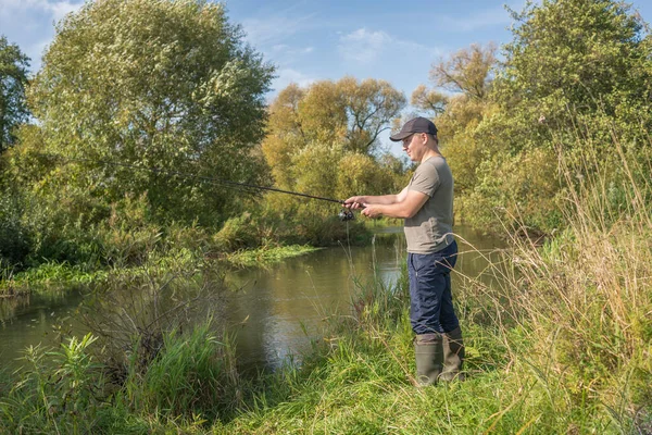 Fiskare Som Håller Ett Fiskespö Vid Floden Sommaren Solig — Stockfoto