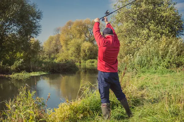 Fiskare Fiskar Med Spinnspö Från Stranden Solig Dag Fiska Solig — Stockfoto