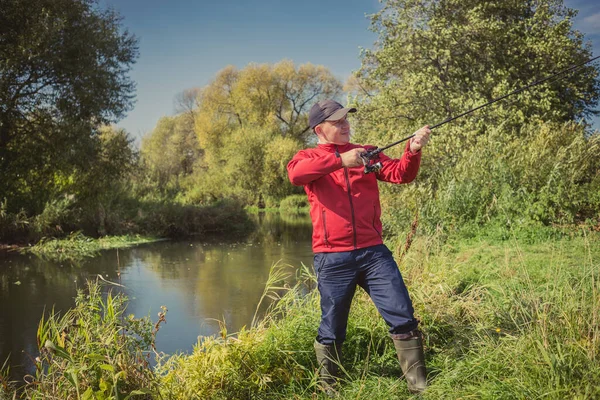 Hombre Está Pescando Orilla Del Río Pesca Con Caña Spinning —  Fotos de Stock