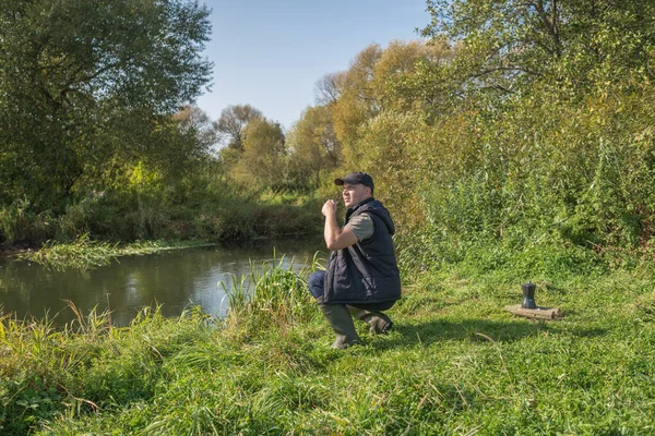 Giovane Con Una Tazza Siede Nella Natura Vicino Fiume Escursioni — Foto Stock