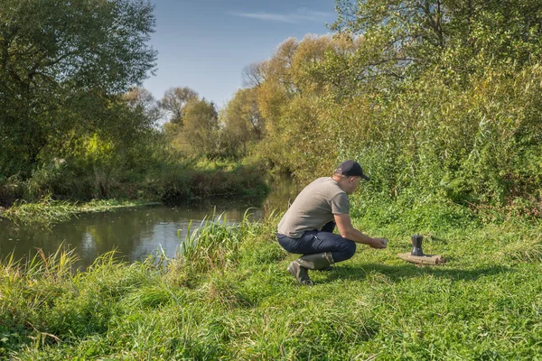 Jongeman Met Een Mok Zit Natuur Toerisme — Stockfoto