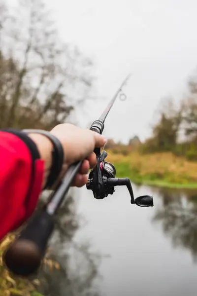 Pesca Con Caña Spinning Orilla Del Río Pesca Deportiva Hombre —  Fotos de Stock