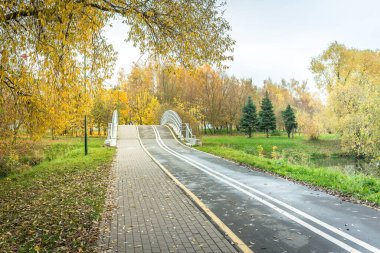 Parkta bisiklet yolu var. Parktaki doğa aktivitelerinin güzel manzarası.