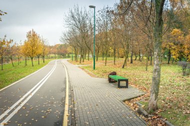 Parkta bisiklet yolu var. Parktaki doğa aktivitelerinin güzel manzarası.