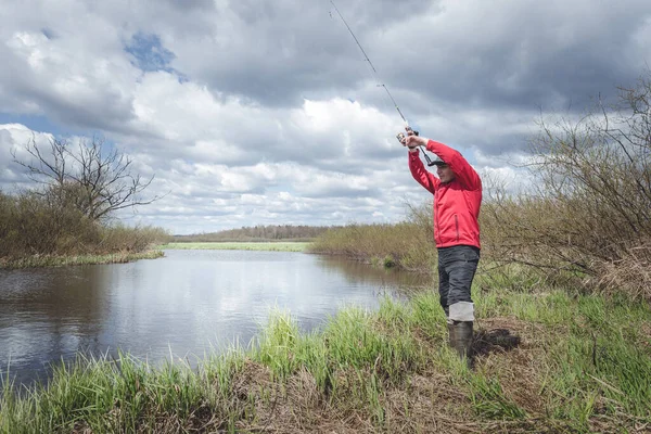 Fisher Com Uma Vara Pesca Fica Margem Rio Bela Paisagem — Fotografia de Stock