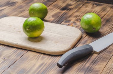 Tahta bir masada bıçakla dilimlenmiş kireç.. 