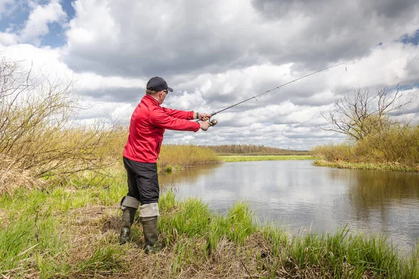 Fisher Con Una Canna Pesca Trova Sulla Riva Del Fiume — Foto Stock