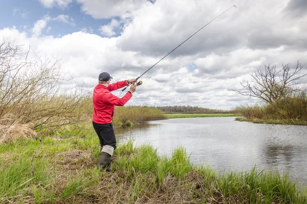 釣り竿を持った魚が川岸に立っている 美しい風景 — ストック写真