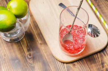 Kokteyl hazırlıyorum. İçkiyi bardakta buzla karıştırmak. Üst görünüm.