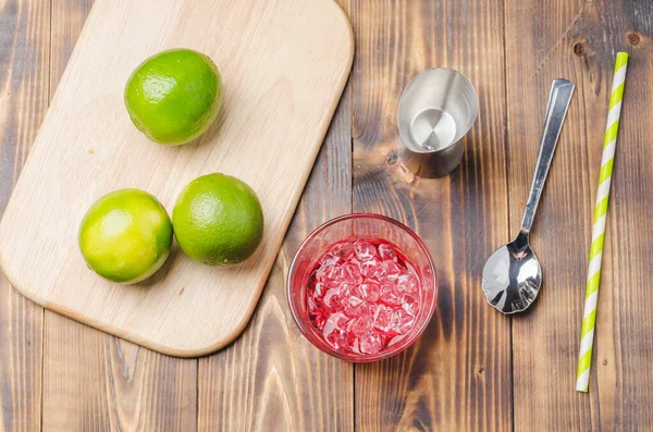 Coquetel Vermelho Com Ferramentas Fazer Distribuidor Garrafa Limas Uma Mesa — Fotografia de Stock