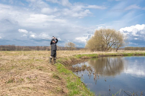 Φίσερ Σακάκι Καλάμι Ψαρέματος Στέκεται Στην Όχθη Του Ποταμού — Φωτογραφία Αρχείου