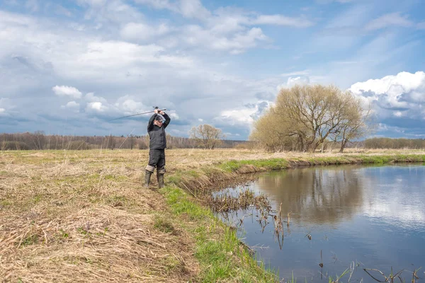 Fisher Una Chaqueta Con Una Caña Pescar Encuentra Orilla Del — Foto de Stock