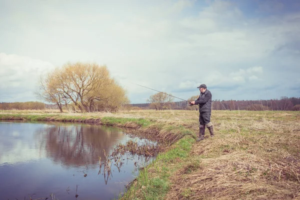 Fisher Giacca Con Una Canna Pesca Erge Sulla Riva Del — Foto Stock