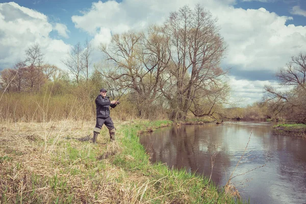 Rybak Rzuca Wirującym Prętem Brzeg Tle Nieba Chmurami — Zdjęcie stockowe