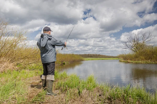 Pescatore Lancia Canna Spinning Sulla Riva Del Fiume Pesca Autunno — Foto Stock