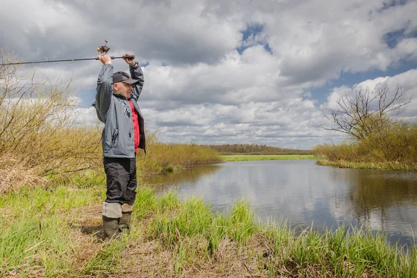 Pescador Joga Vara Girando Margem Rio Pesca Outono — Fotografia de Stock