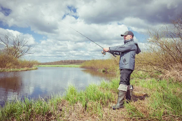 Pescatore Giacca Lancia Una Canna Spinning Sulla Riva Del Fiume — Foto Stock