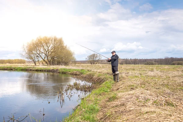 Fisher Kurtce Wędką Stoi Brzegu Rzeki — Zdjęcie stockowe