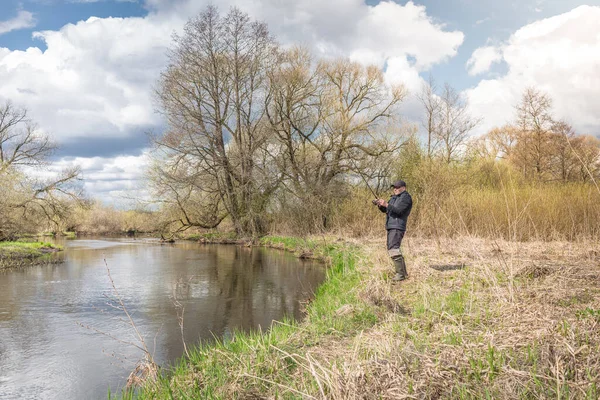 Fisher Giacca Con Una Canna Pesca Erge Sulla Riva Del — Foto Stock