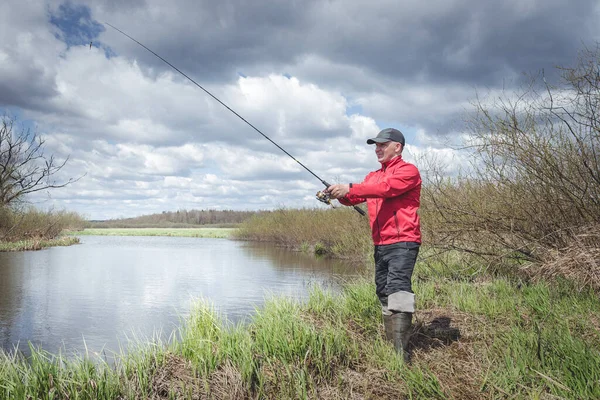 Pescador Una Chaqueta Roja Está Pescando Orilla Verde Del Río —  Fotos de Stock