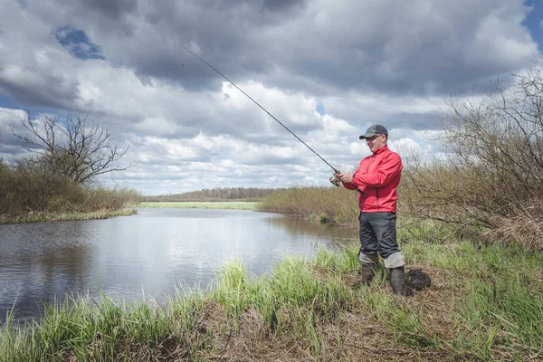 Pescatore Sulle Rive Pittoresco Fiume Concetto Pesca — Foto Stock