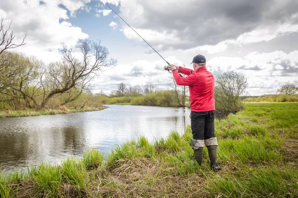 Fisher Com Uma Vara Pesca Fica Margem Rio Bela Paisagem — Fotografia de Stock