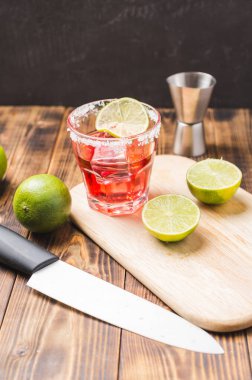 Limonlu ve buzlu kırmızı kokteyl yapıyorum. Üst görünüm.