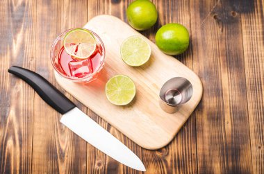 Limonlu ve buzlu kırmızı kokteyl yapıyorum. Üst görünüm.